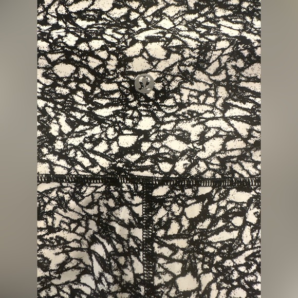 LULULEMON Align Crop 23" Venture Floral Alpine White Black size 8 LIKE NEW - Picture 5 of 11